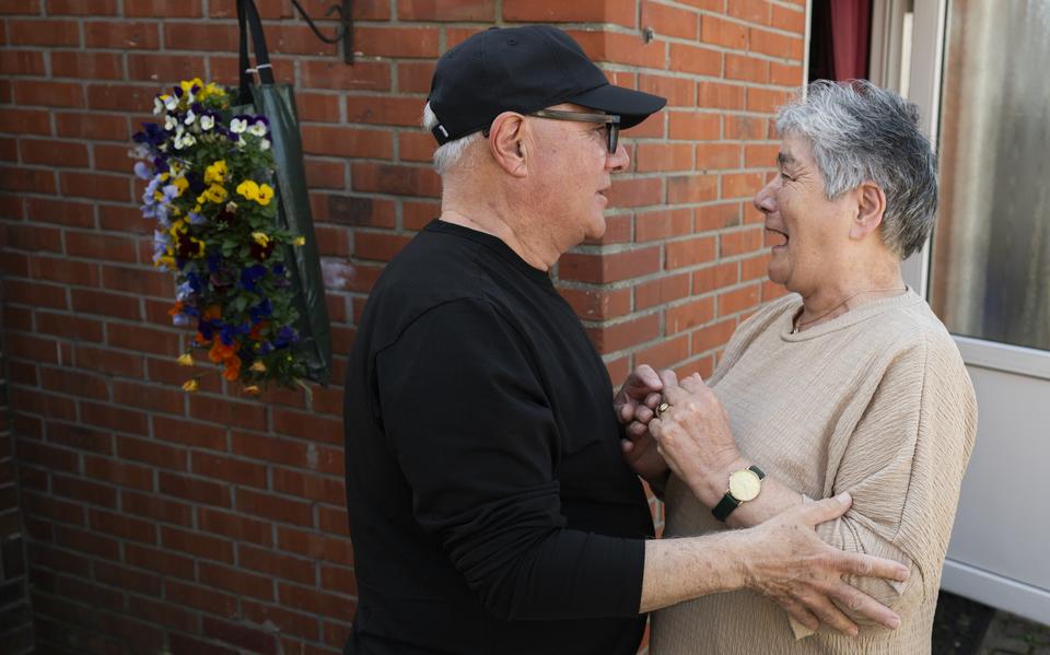 De Canadees Blair Abbass ontmoette woensdag 30 april in Appingedam voor het eerst zijn halfzus Dini Briek-Eling. 