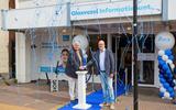 Cees van de Meent en Marcel Rijpstra openen het informatiepunt van Delta Fiber Netwerk in Uithuizen.