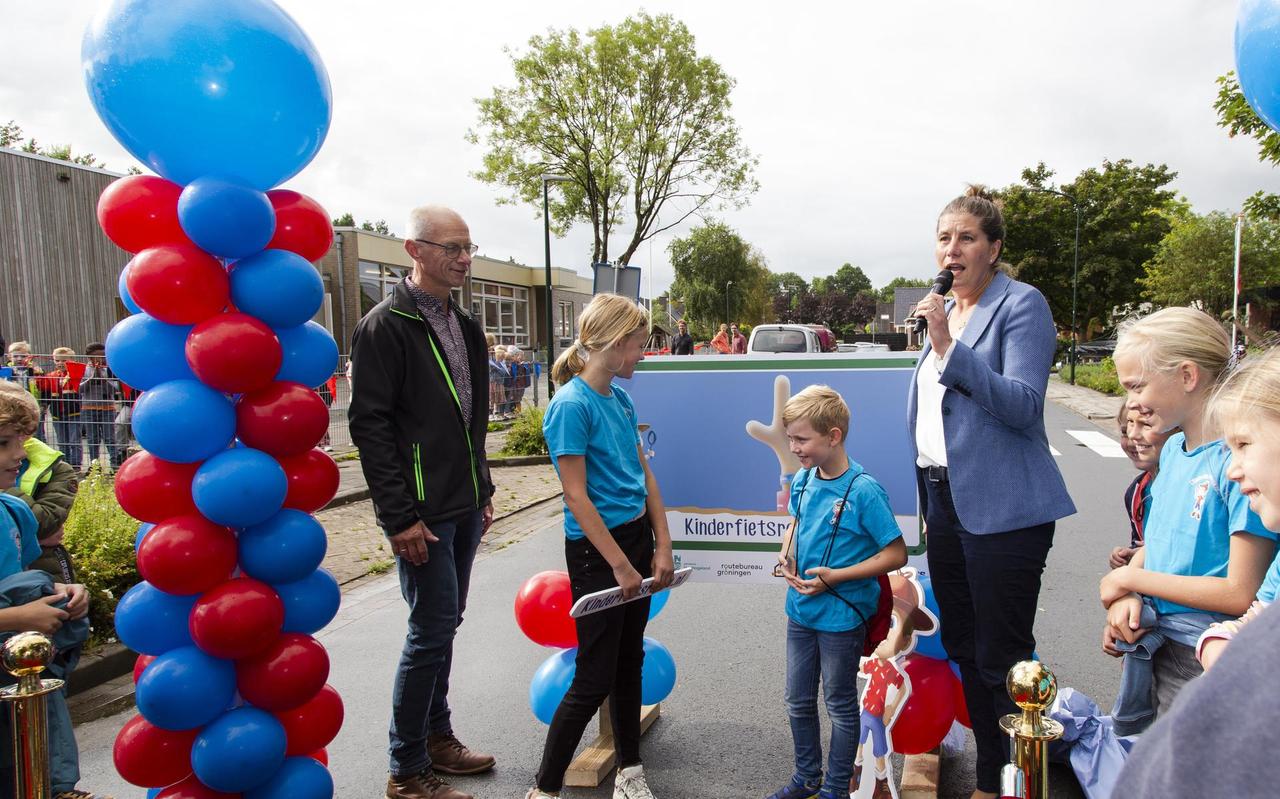 Leerlingen van de Zoutkamperril in Zoutkamp openden de nieuwe fietsroute vrijdag officieel, samen met gedeputeerde Fleur Gräper - van Koolwijk. Leerlingen van de Zoutkamperril in Zoutkamp openden de nieuwe fietsroute vrijdag officieel, samen met gedeputeerde Fleur Gräper - van Koolwijk.