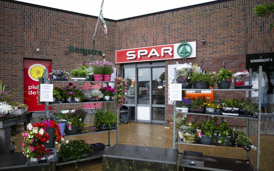 Supermarkt in Zoutkamp failliet. ‘We hebben keihard gewerkt, daarom doet dit ook zoveel pijn’, zegt Helga (56)