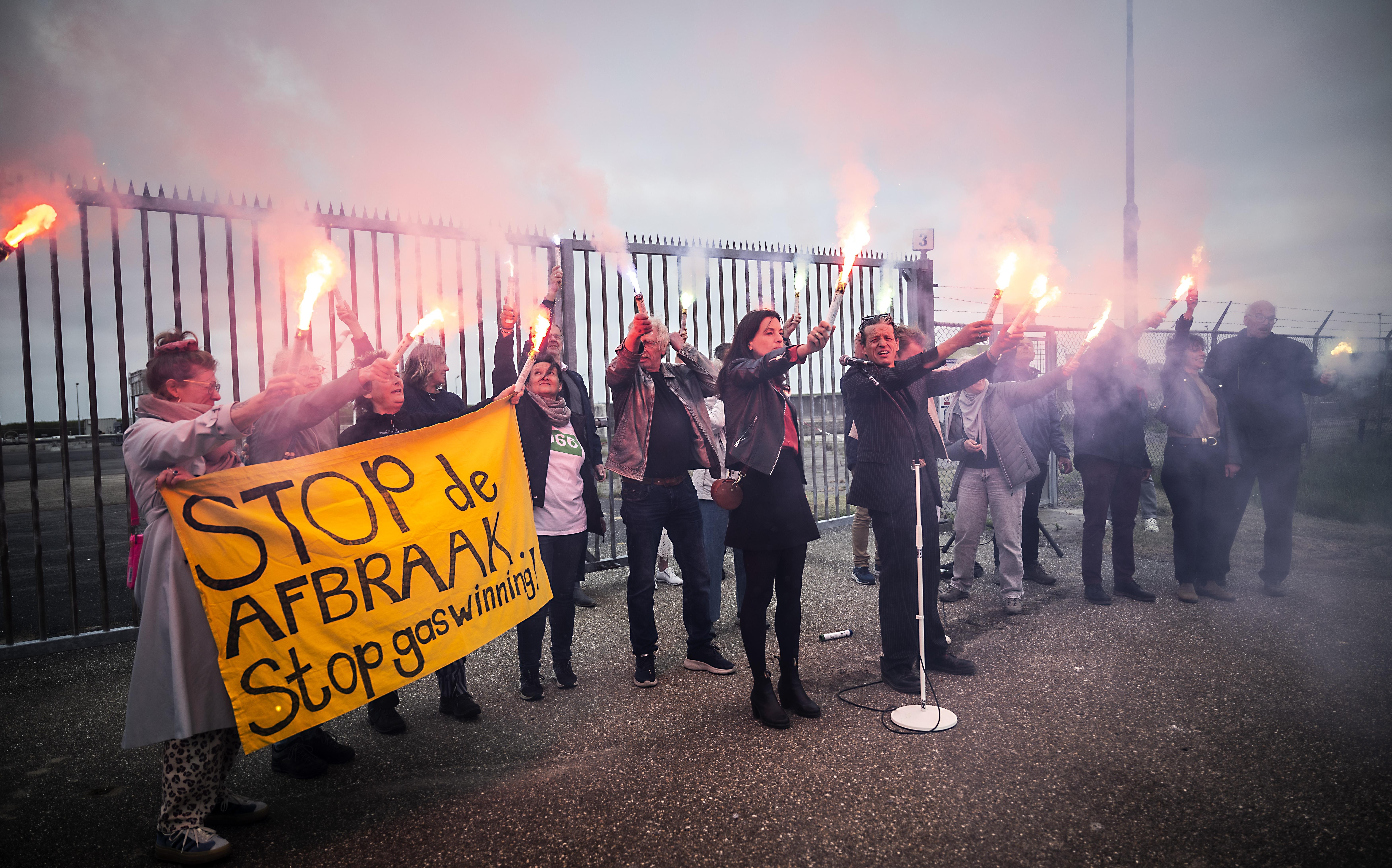 Met een fakkelprotest bij de NAM-locatie in Warffum werd onlangs een petitie opgestart voor sluiting van alle zestien resterende kleine gasvelden in Groningen.