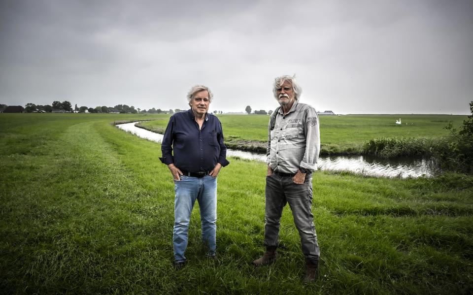 Ben Westerink (rechts) en Wim Boetze schreven mee aan het boek 'Middag Humsterland' dat onlangs werd gepresenteerd. Op de achtergrond meandert het Middagsterriet. 