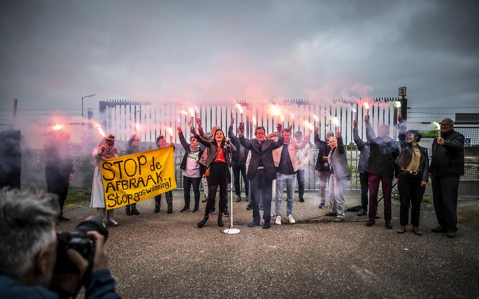 In felrood fakkellicht en wolken rook trapte actieplatform Respect voor Groningen vrijdag zijn campagne af voor sluiting van de kleine gasvelden.