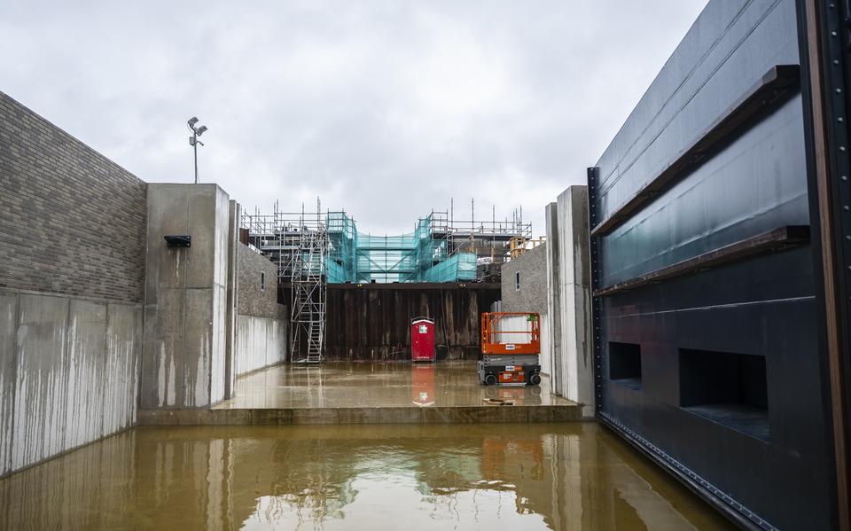 De monumentale Hunsingosluis uit 1859 wordt gerestaureerd. Stalen damwanden houden het water van het Hunsingokanaal en de Zoutkamperril tegen. Er zijn damwanden en schotten geplaatst om zo het waterpeil in de sluis te verlagen. De doorstroming van het water wordt geborgd door het water via de drie kokers van het gemaal af te voeren naar het Lauwersmeer.