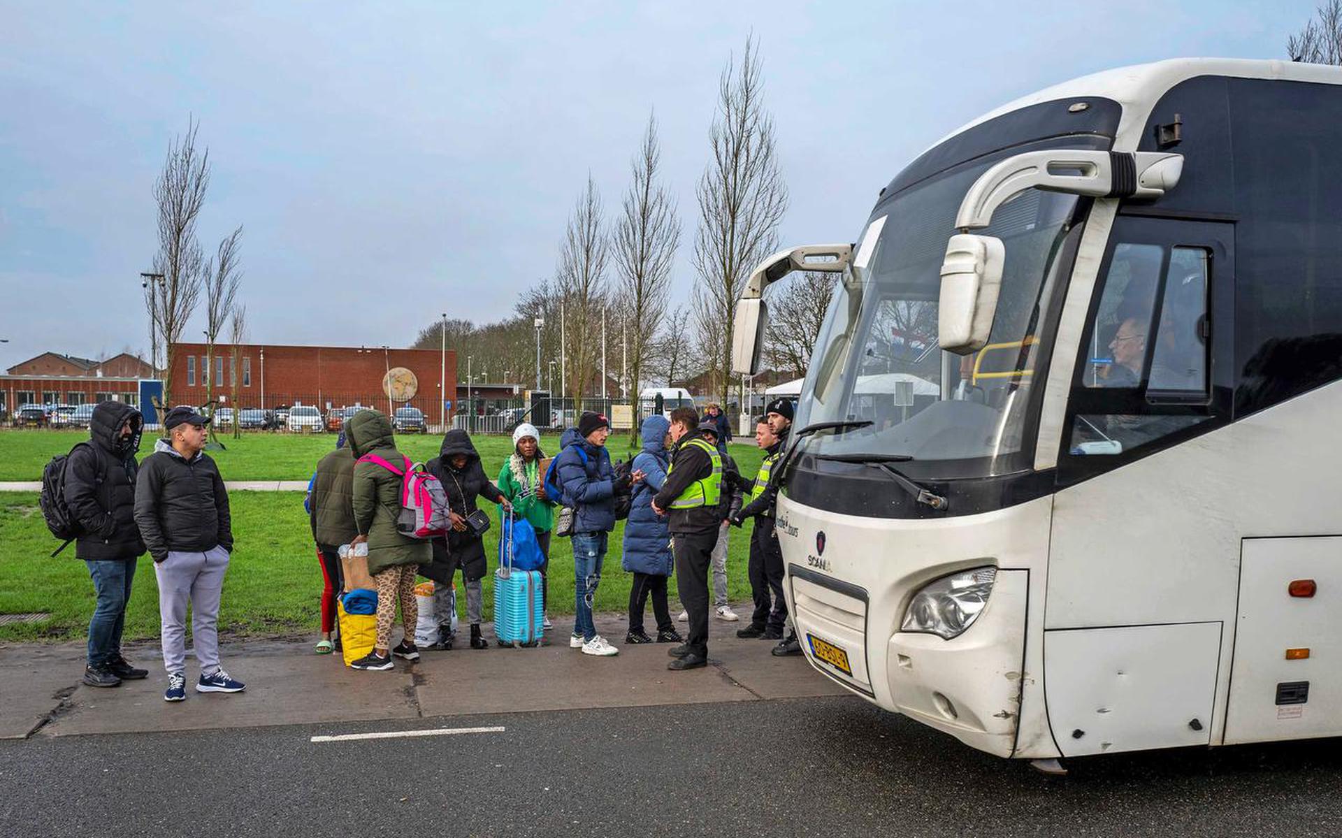 Asielzoekers Verplaatst Van Ter Apel Naar Biddinghuizen, Maar Is ...