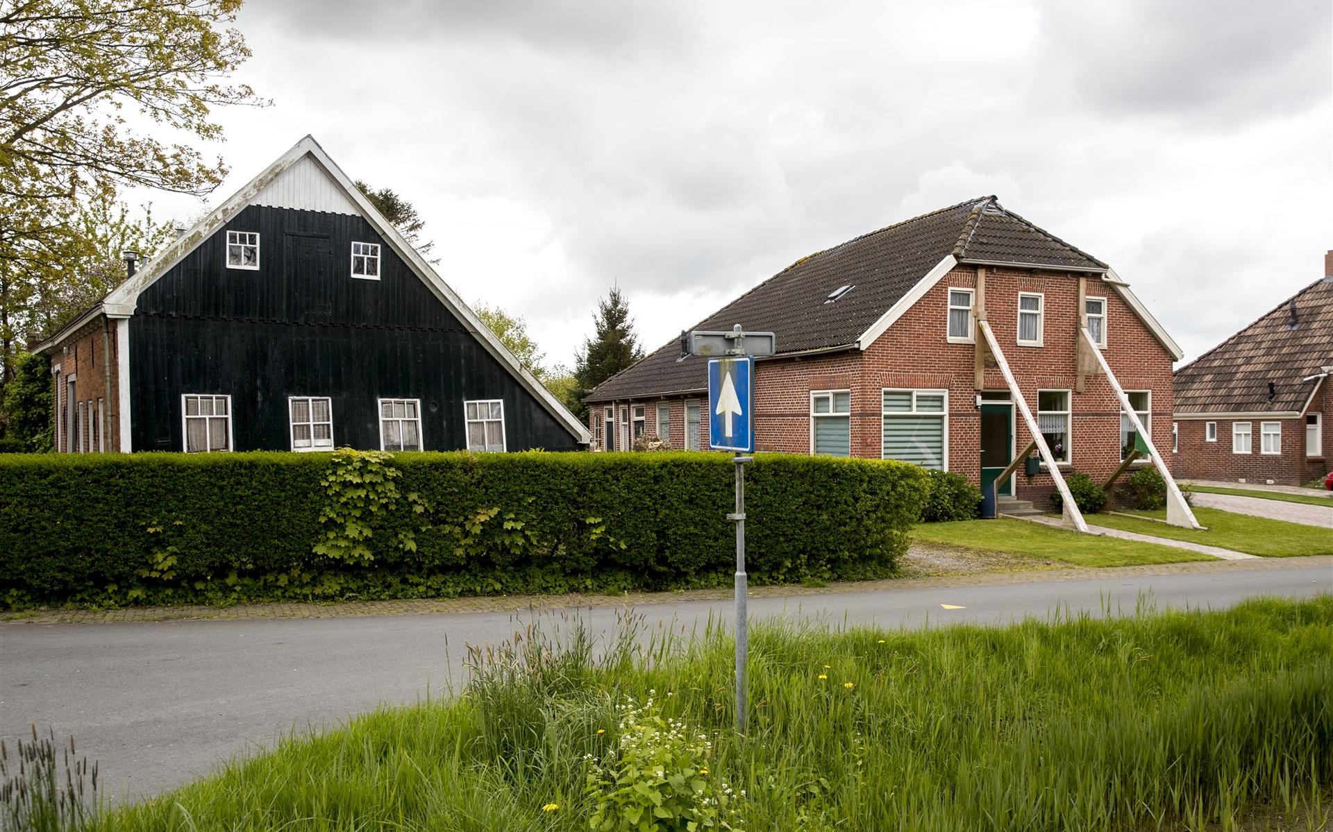 Beschadigde woning door aardbeving staat in de stutten in de buurt van Loppersum.
