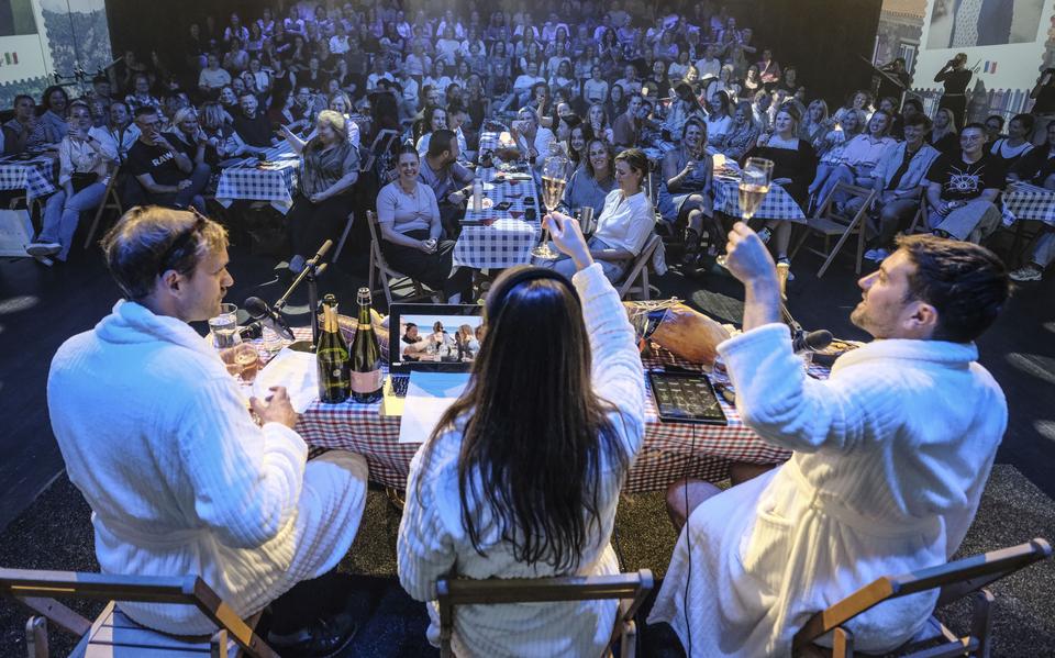 Timo Harmelink, Eva Essers en Dook van Dijck van de podcast Reality Check blikken in een met fans volgepakte zaal in Forum terug op de eerste weken van het nieuwe seizoen van B&B Vol Liefde.