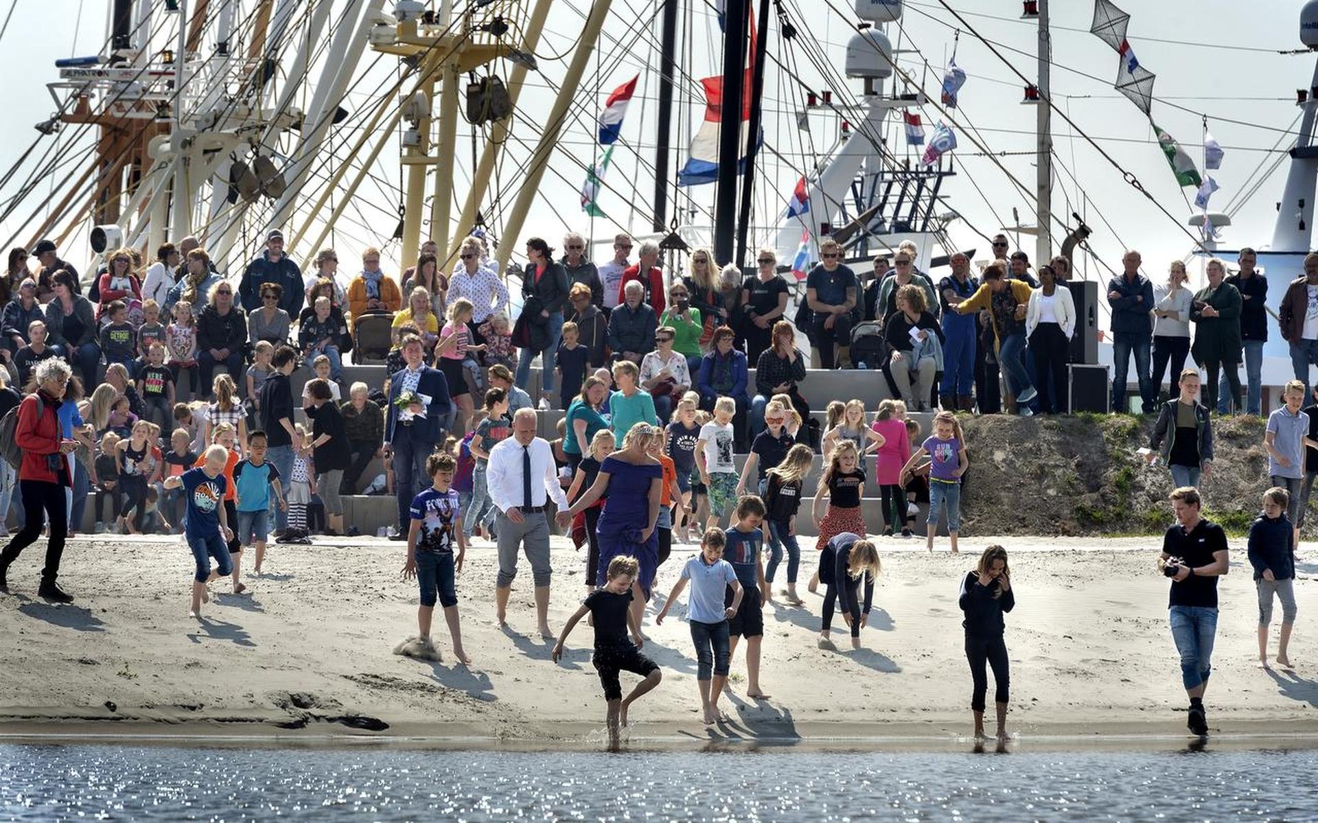 Zoutkamp is niet in pijn blijven hangen en viert 50 jaar afsluiting Lauwerszee - Dagblad van het Noo