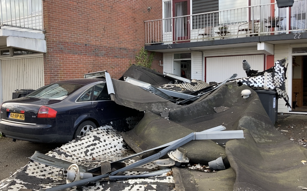 Storm Eunice houdt huis in Appingedam. Achttien huishoudens moeten hun huis uit.