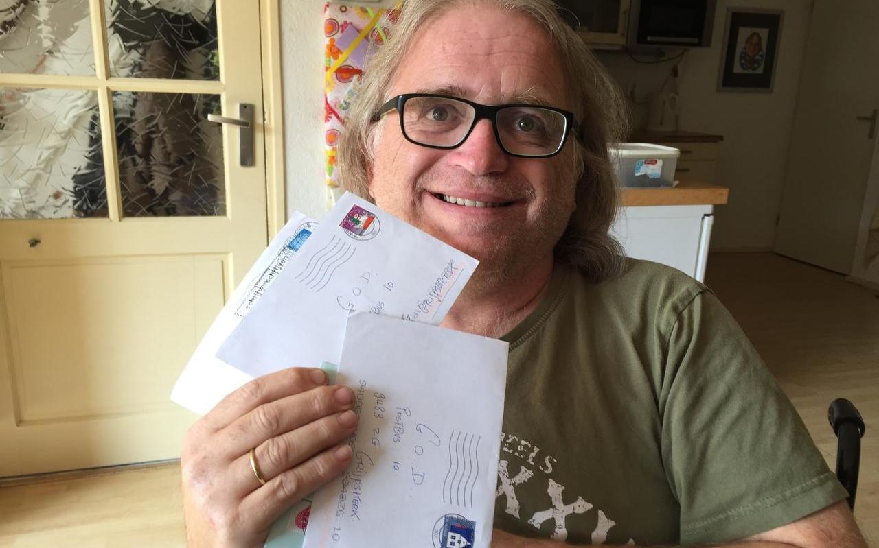 Johan van der Dong met brieven bestemd aan God. foto dvhn Johan van der Dong met brieven bestemd aan God. foto dvhn