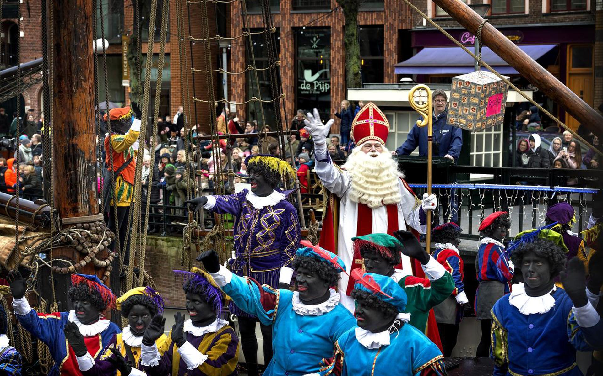Sinterklaas gaat tot dusver vergezeld van Zwarte Pieten bij zijn intocht in Groningen, maar het gemeentebestuur wil dat hij in de toekomst veelkleurige hulpjes krijgt. Foto Archief Peter Wassing