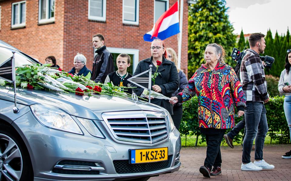 Veel mensen bewijzen Jeffrey en Emma de laatste eer.