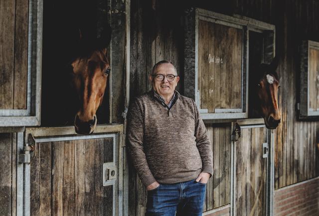 Peter Delis bij de paardenboxen van zijn complex in Bant.