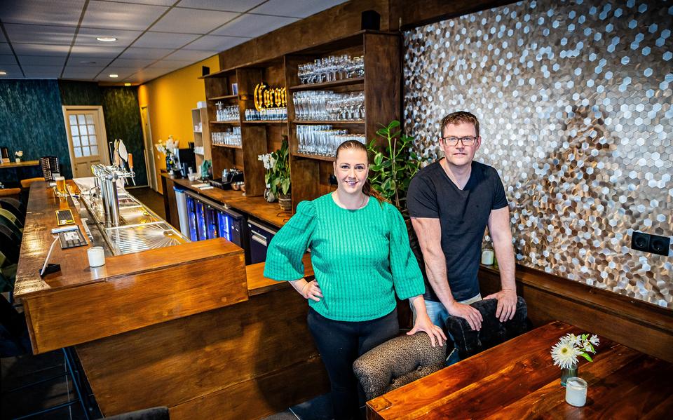 Wendy Grave en Gradus Lagerweij in hun eetcafé Gewoon Goed in Veendam.
