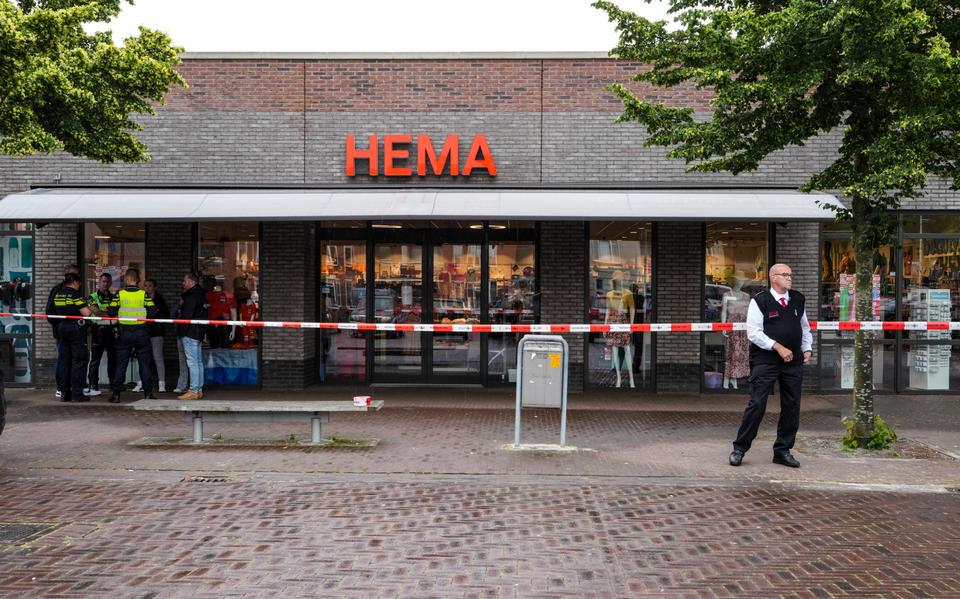 De omgeving rondom de HEMA in Ter Apel is afgezet voor onderzoek. 