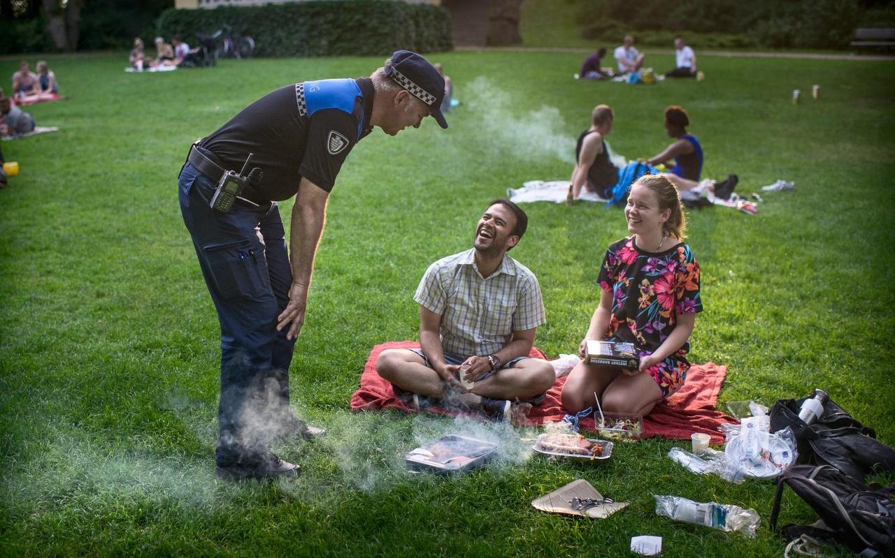 Buitengewoon opsporingsambtenaren (BOA s) trekken door het Noorderplantsoen op warme zomeravonden. Zij controleren op barbecuende mensen, drankgebruik en geluidsoverlast. Buitengewoon opsporingsambtenaren (BOA s) trekken door het Noorderplantsoen op warme zomeravonden. Zij controleren op barbecuende mensen, drankgebruik en geluidsoverlast.