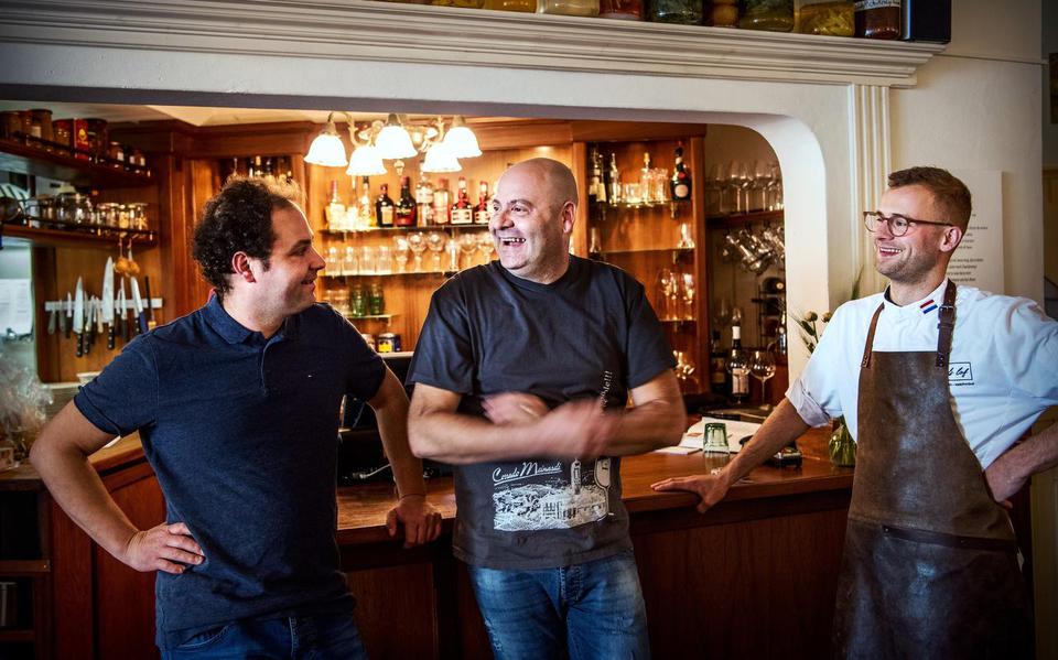De Italiaanse wijnboer Corrado Meinardi (midden) ontmoet aspergeteler Huib Meinardi (links) in Brussels Lof van Bob ten Brinke (rechts). Foto: Corné Sparidaens
