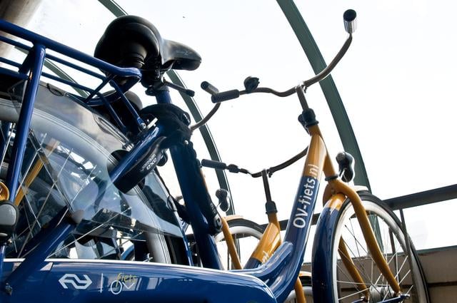 Storing houdt OV-fietsen op Station Groningen al twee dagen op hun plek. 'Helaas ligt dit buiten onz