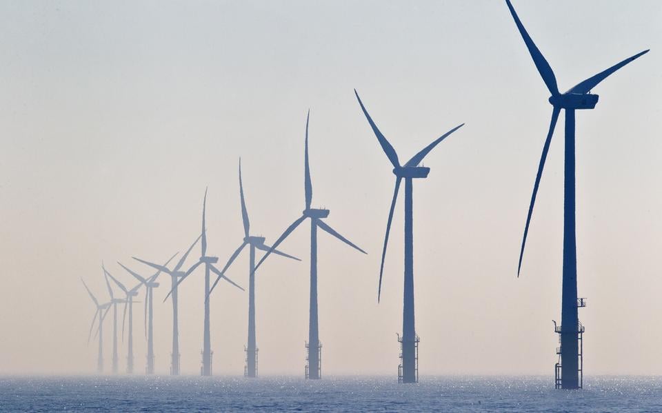 Nederland wil nog fors meer windenergie opwekken op de Noordzee. Over de vraag hoe die groene stroom moet worden aangeland naar de Eemshaven verschillen de meningen. 
