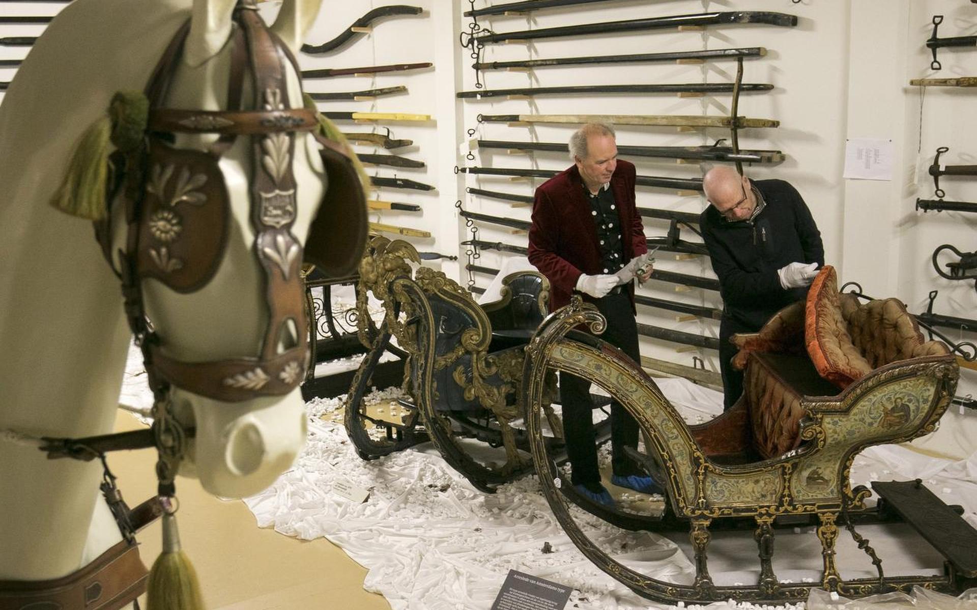 Geert Pruiksma (links) en Arie de Jager buigen zich over een van de tentoongestelde arrensleden. Foto Jan Willem van Vliet