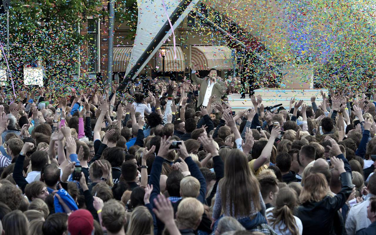 De jubilerende Frans Duijts verdwijnt achter de confetti tijdens zijn optreden op het Muziekfeest op het Plein. Foto Peter Wassing