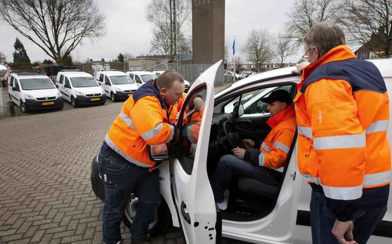 De nieuwe auto's staan in slagorde opgesteld op het terrein van de buitendienst. Henderik Siepel, Johan Prijt en Bert van Eerden (vlnr) doen een eerste inspectie. FOTO HARRY TIELMAN