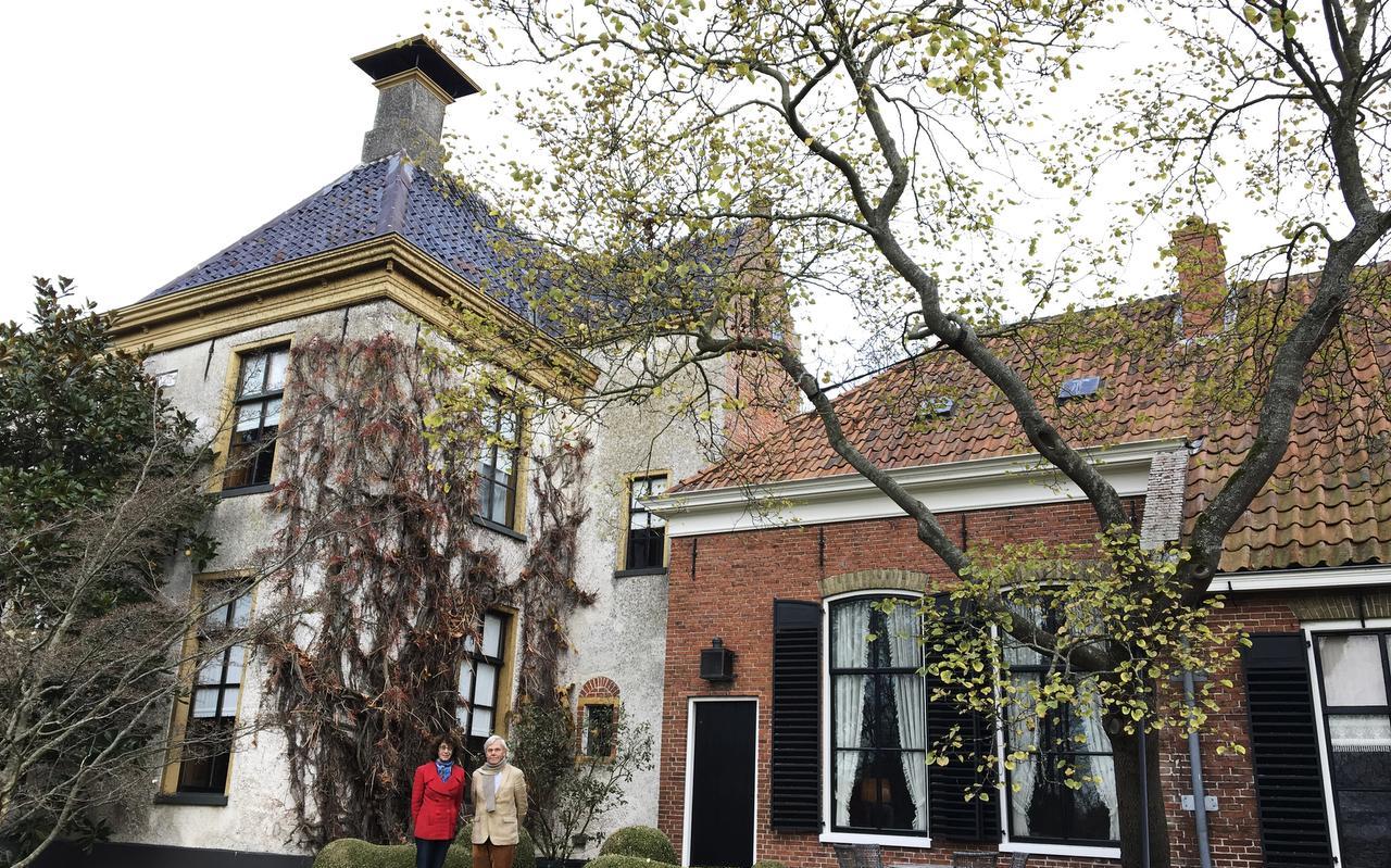 Grietha en Mijnard Scheers voor hun pastoriewoning in Warffum. Foto's: DvhN Grietha en Mijnard Scheers voor hun pastoriewoning in Warffum. Foto's: DvhN