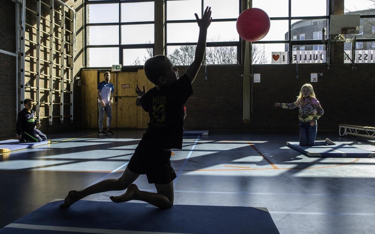 Verrassing: de kinderen in de noodopvang krijgen gymles van gymleraar Michiel Smit. Verrassing: de kinderen in de noodopvang krijgen gymles van gymleraar Michiel Smit.