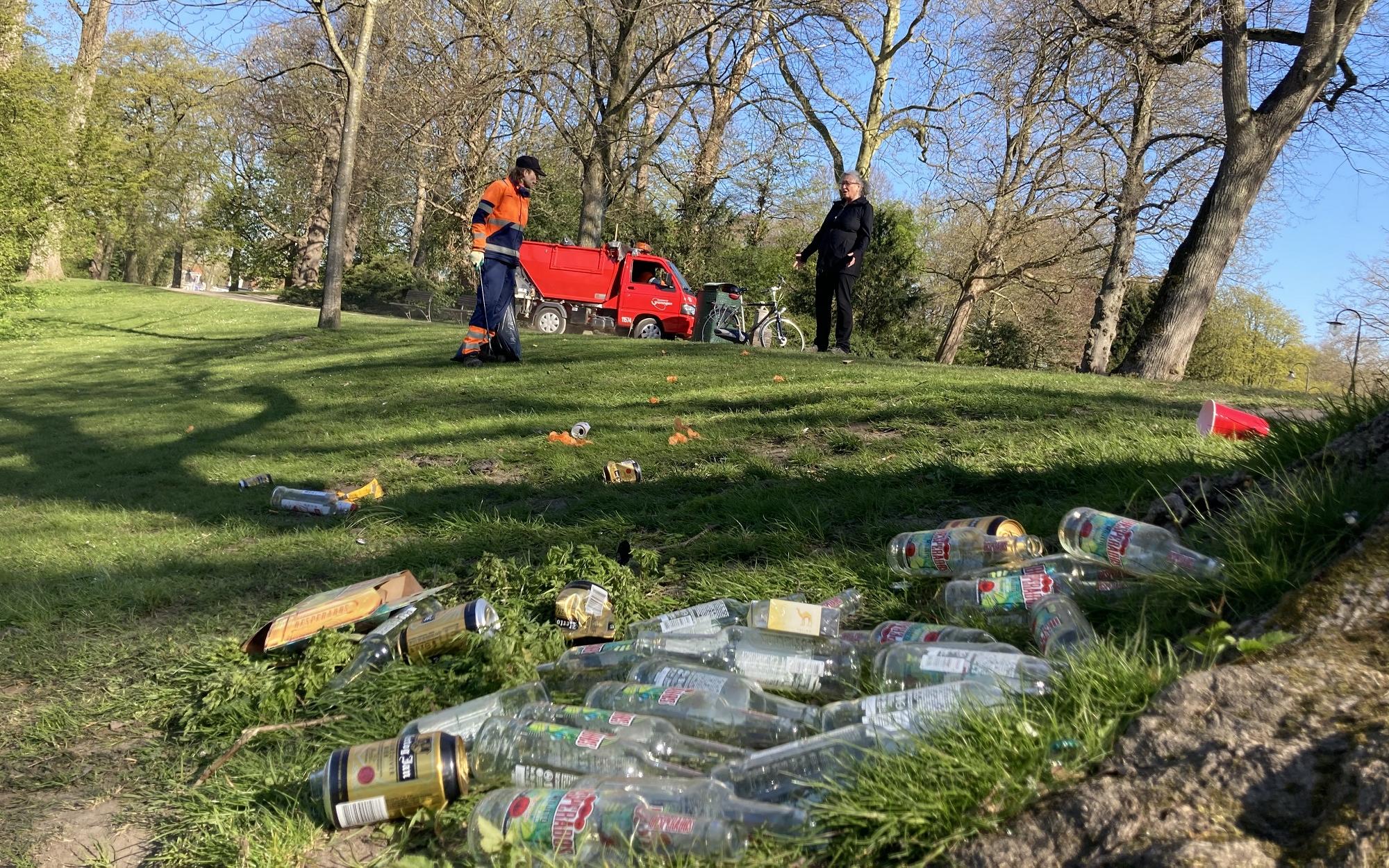 Wat een bende in het Noorderplantsoen in Groningen. Wie laat er nou zijn kleedje met alles erop en e