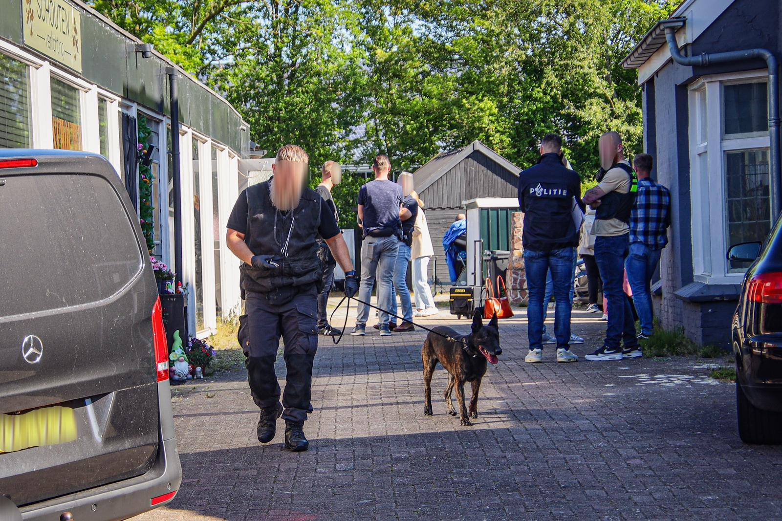 Wéér inval bij beruchte familie in Tolbert. Politie houdt twee personen aan op verdenking van bankhe