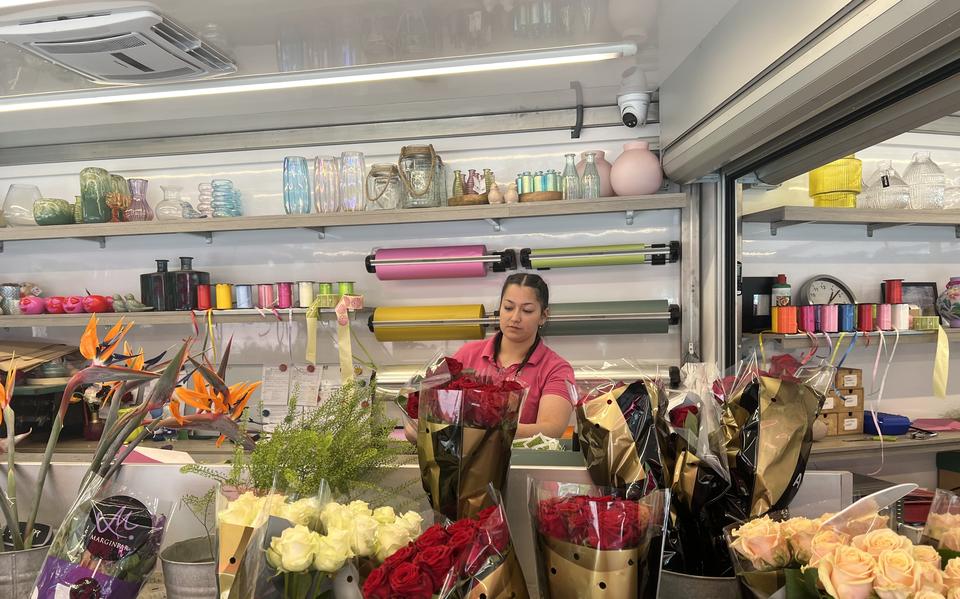 Bloemist Ayse (25) krijgt steeds vaker de vraag of ze ook biologische bloemen verkoopt