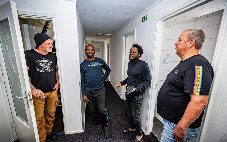 Marcel Klein (links) in gesprek met John, Johan en Mando. Hij is huismeester en moet een verpauperd kamerverhuurpand in Stadskanaal weer opkalefateren.