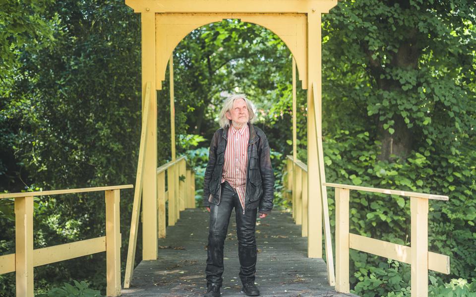 In de tuin van Reinder Hovinga staat een ophaalbrug die sprekend lijkt op de brug in Nienoord.