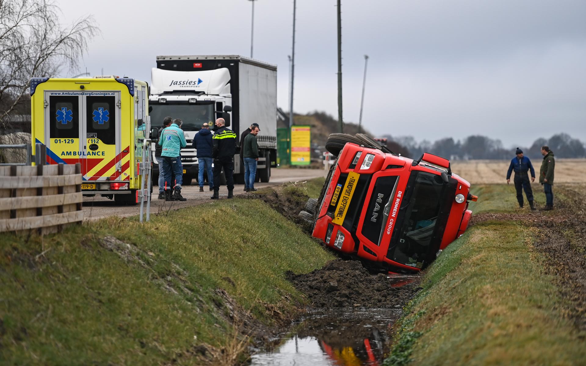 Vrachtwagen op zijn kant in de sloot aan de Nieuwe Compagnie in Kiel-Windeweer (update) - Dagblad va