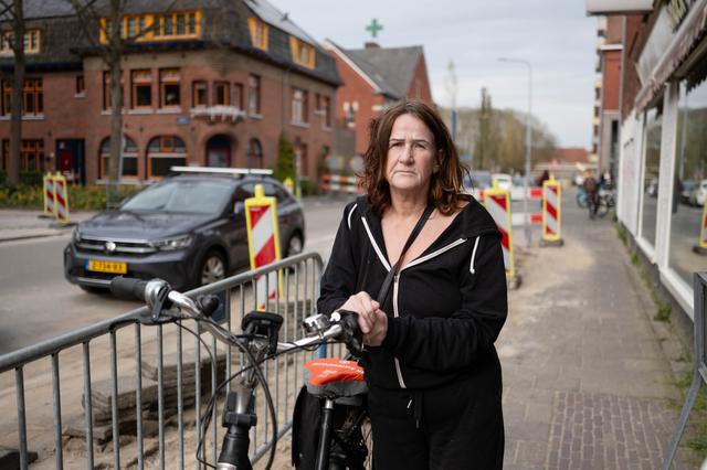 Enexis betaalt schadevergoeding aan Gea (68) uit Groningen die in een gat viel. ‘Mag ook wel, mijn h