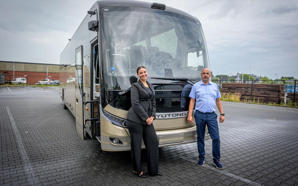 Adrie Oostenbrug en zijn dochter Lin voor de elektrische touringcar van Autobusbedrijf Doornbos.