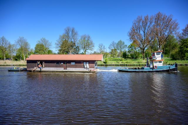 Scheepswrak verdwijnt na twee jaar uit Hoendiep bij Briltil, eigenaar draait op voor de kosten