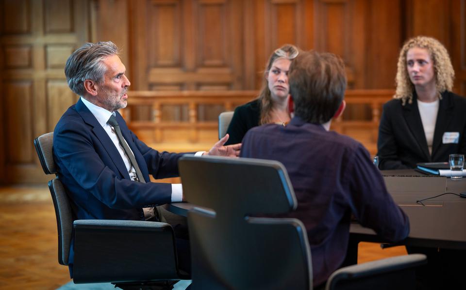 Demissionair premier DIck Schoof spreekt met jongeren in het provinciehuis van Groningen.