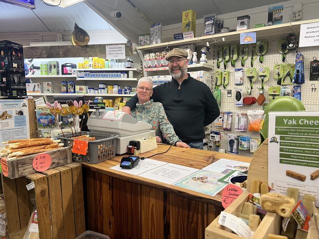 Dries van de Bunte sluit na twintig jaar zijn dierenwinkel in Schildwolde. ‘Voor advies ga je naar D