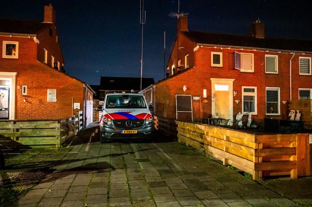 Piratenzender, coke, hasj, geld, vuurwerk en vuurwapen in een illegaal café in Stadskanaal