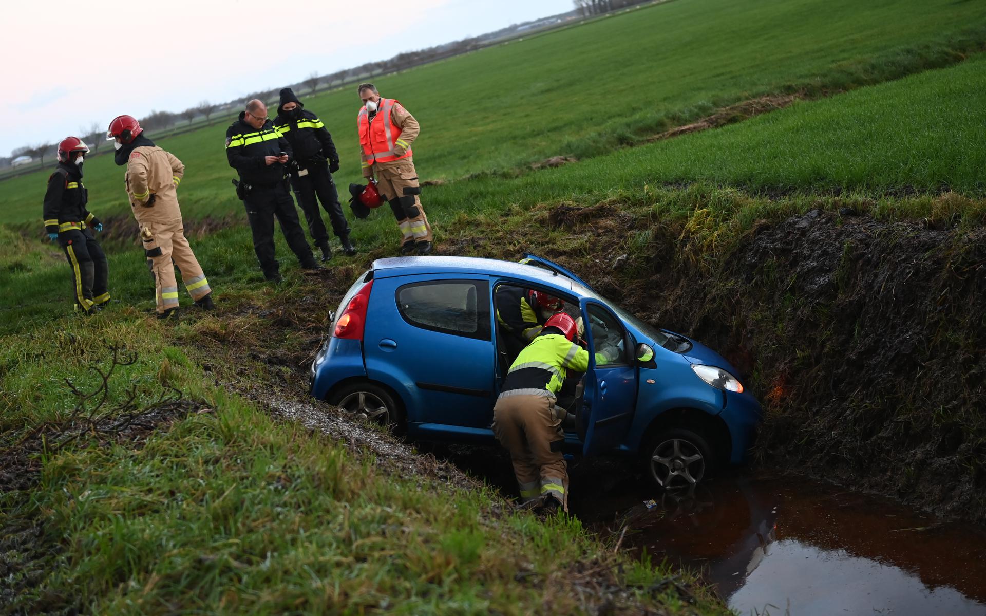 Automobilist Belandt In Sloot Langs Noordbroeksterweg Bij Slochteren ...