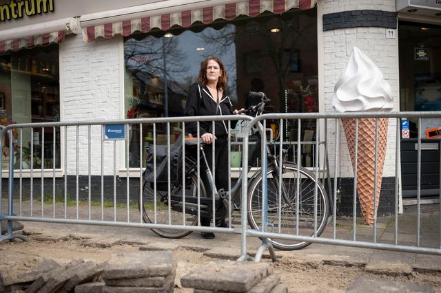 Gea (68) uit Groningen viel in een gat van anderhalve meter diep. ‘Maak die hekken toch vast, dit is