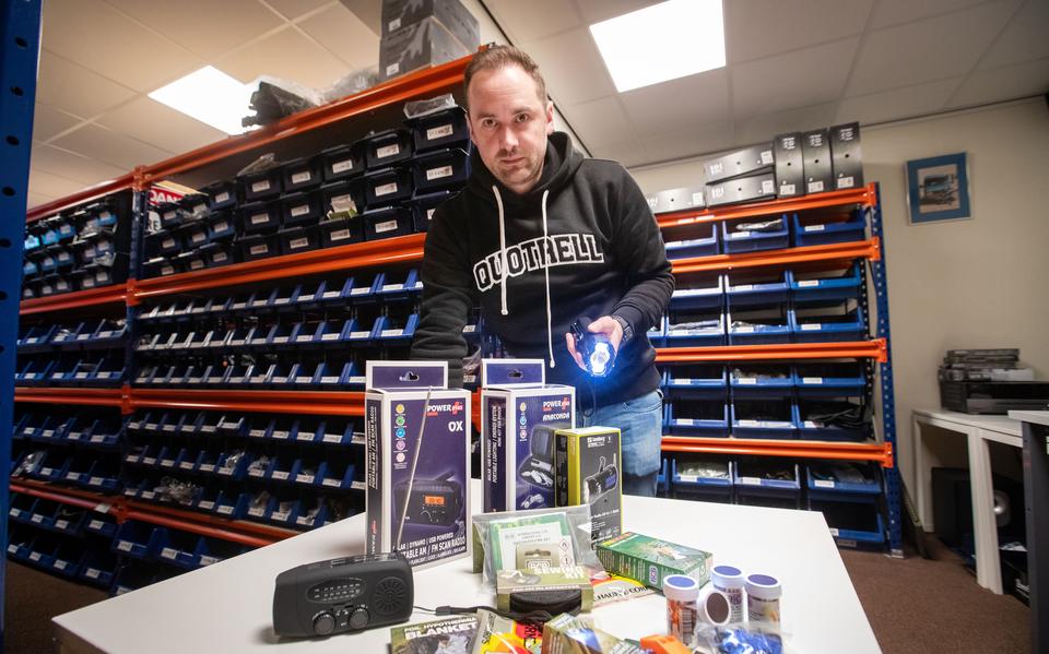 Reno Postema van Darkshop in Assen verkoopt spullen voor een noodpakket.
