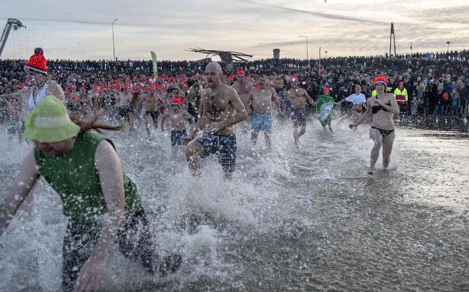 De nieuwsjaarsduik in Delfzijl op 1 januari 2015. Foto: Archief Jan Zeeman