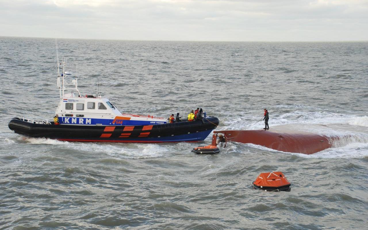 Een reddingsvaartuig van het KNRM bij de gezonken Schelpenzuiger Frisia, HA38. Op de foto zijn ook de twee geactiveerde lege reddingsvlotten van de Frisia te zien. Foto: Onderzoeksraad/KLPD Een reddingsvaartuig van het KNRM bij de gezonken Schelpenzuiger Frisia, HA38. Op de foto zijn ook de twee geactiveerde lege reddingsvlotten van de Frisia te zien. Foto: Onderzoeksraad/KLPD