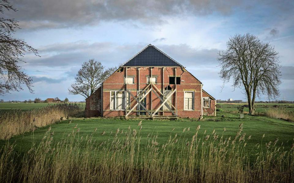 Een zwaar beschadigde boerderij in het Groningse Winsum, hoogstwaarschijnlijk veroorzaakt door de aardbevingen.