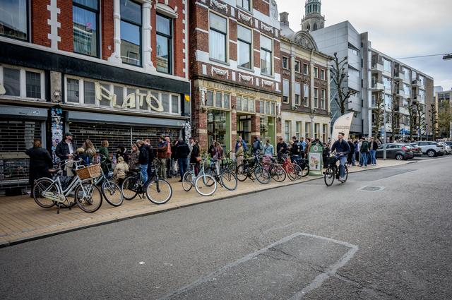 Urenlang in de rij voor een plaatje van Bruce Springsteen of Taylor Swift. Deze mensen doen het op R