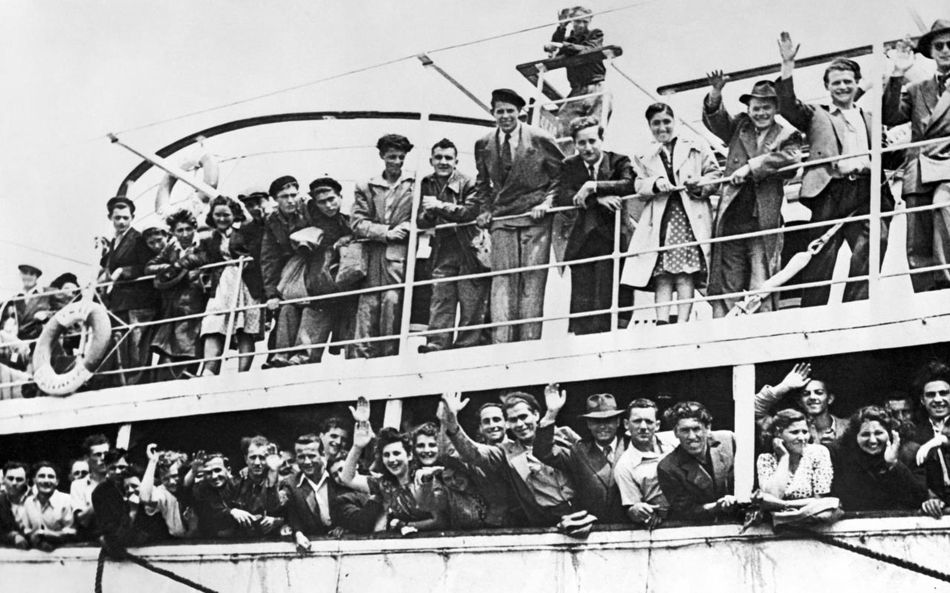Een schip met opgetogen Joodse immigranten komt op 21 mei 1948 aan in het nieuwe vaderland Israël. De Joodse natie is op dat moment één week oud.