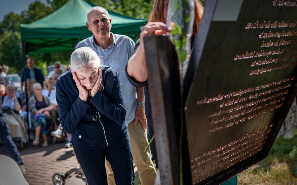 Nabestaanden staan bij het monument in de Oranjewijk. 