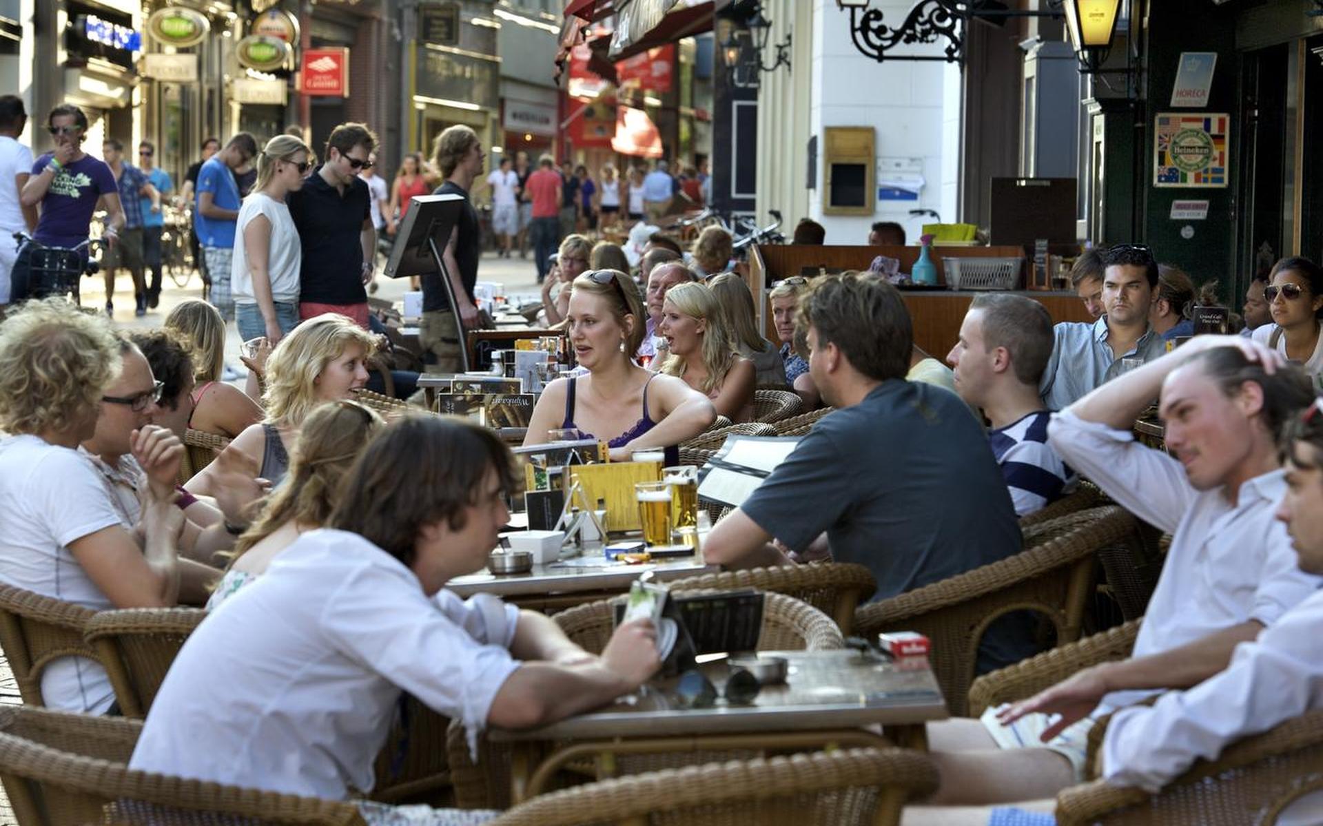 Volle terrassen, in dit geval op archieffoto op het Poeleplein in Groningen.
